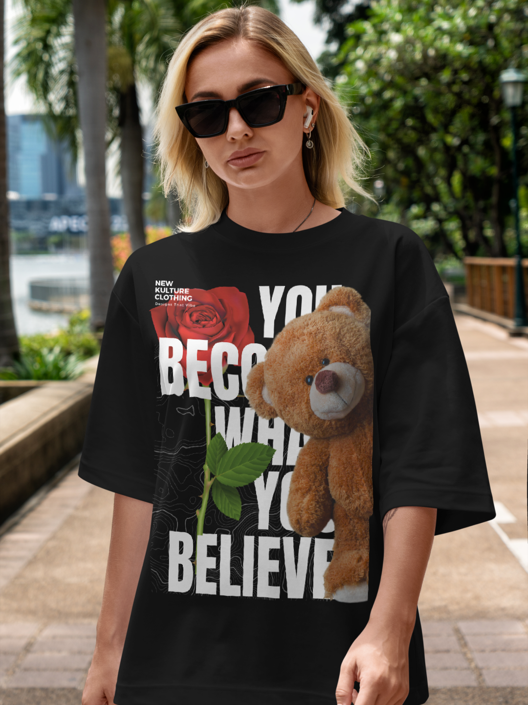 Women's Oversized T-shirt with Teddy and Rose Design – Black Color Option